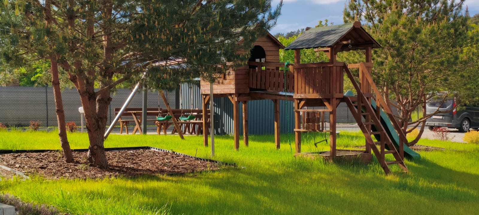 Plac zabaw – drewniany domek